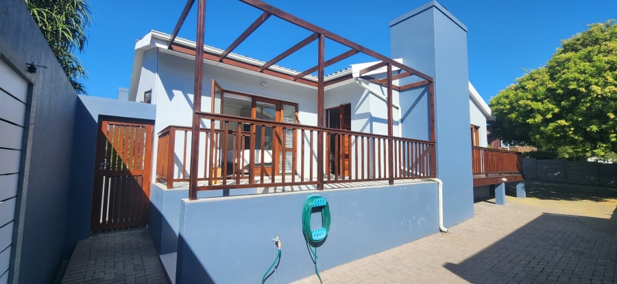 6 Bedroom Property for Sale in Fraaiuitsig Western Cape